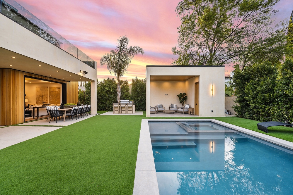 Modern,Backyard,With,A,Swimming,Pool,,Outdoor,Seating,,And,Lush