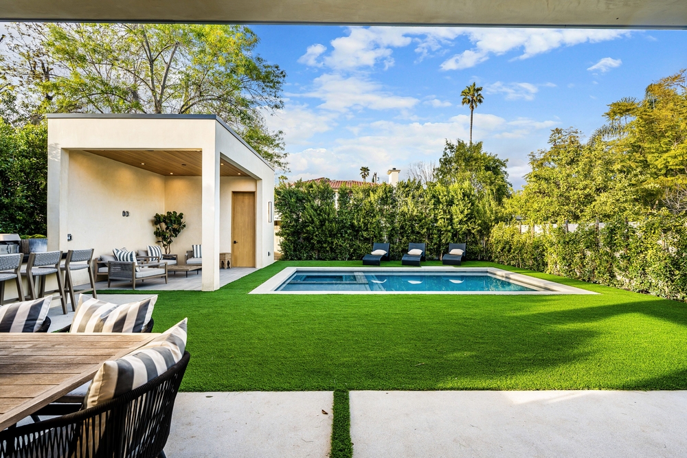 Modern,Backyard,With,A,Swimming,Pool,,Lounge,Chairs,,And,Outdoor