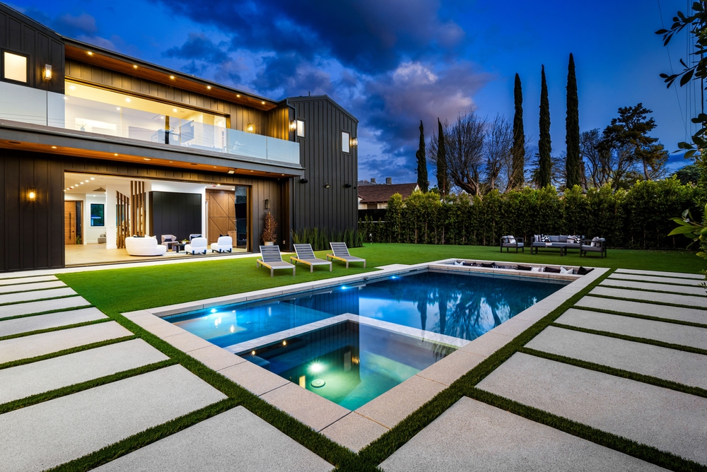 A,Modern,Luxury,Home,With,A,Swimming,Pool,In,The