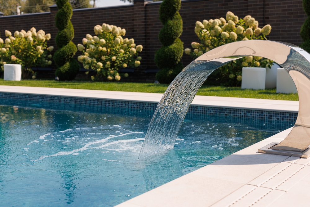 A,Modern,Swimming,Pool,With,A,Sleek,,Curved,Water,Feature