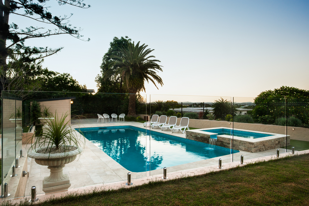 Nicely,Decorated,Modern,Swimming,Pool,With,A,Garden,And,Flowering